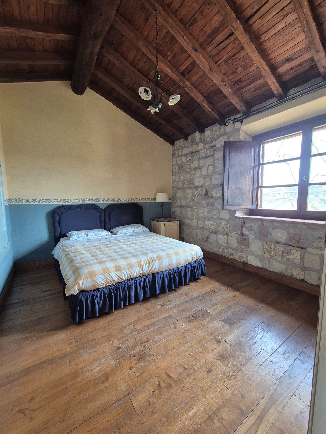 Seconda camera matrimoniale con letto blu
