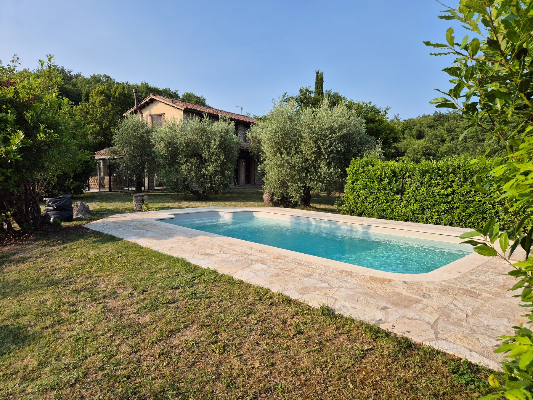 La piscina e il cottage in estate